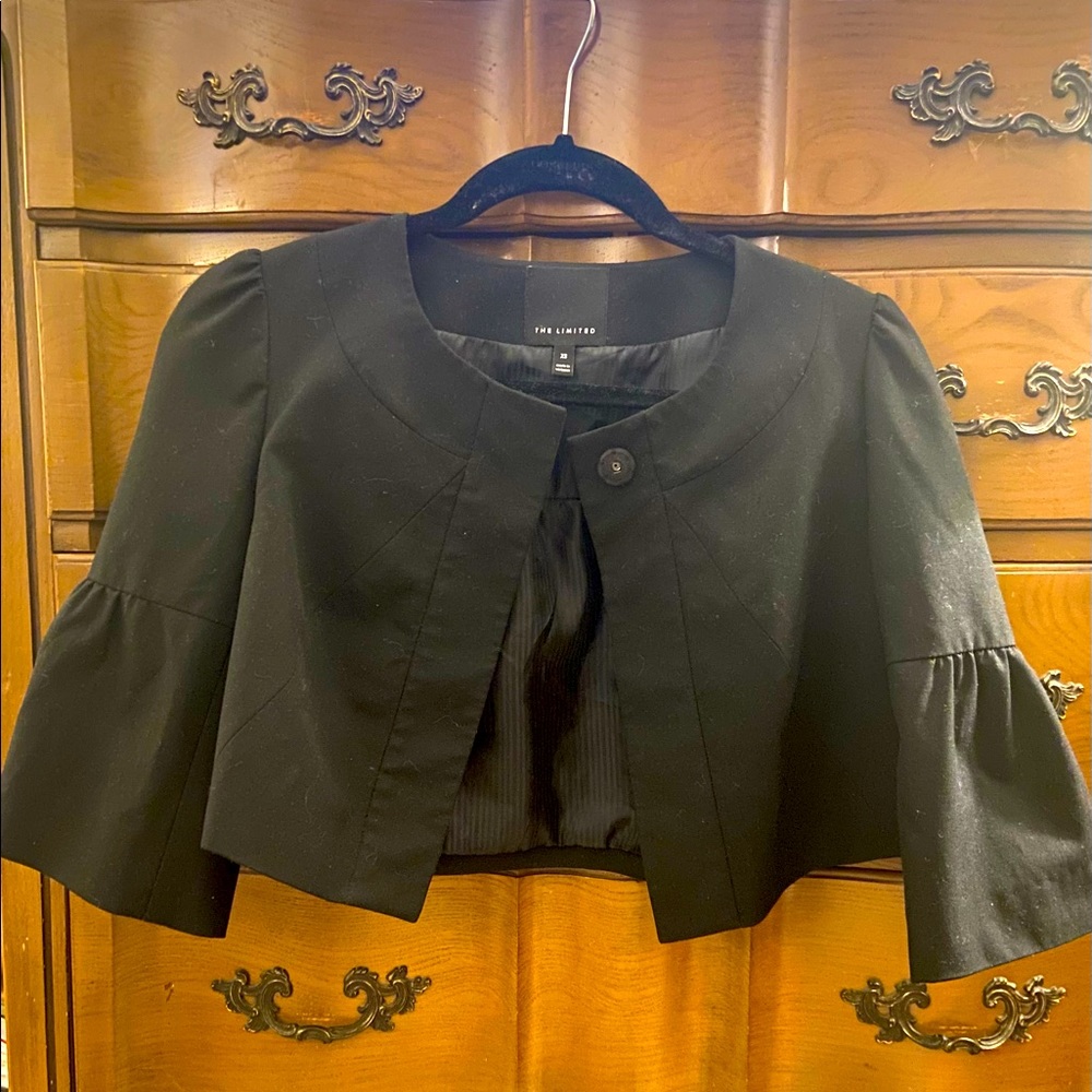 Black cropped suit jacket with bell sleeves 🖤📞